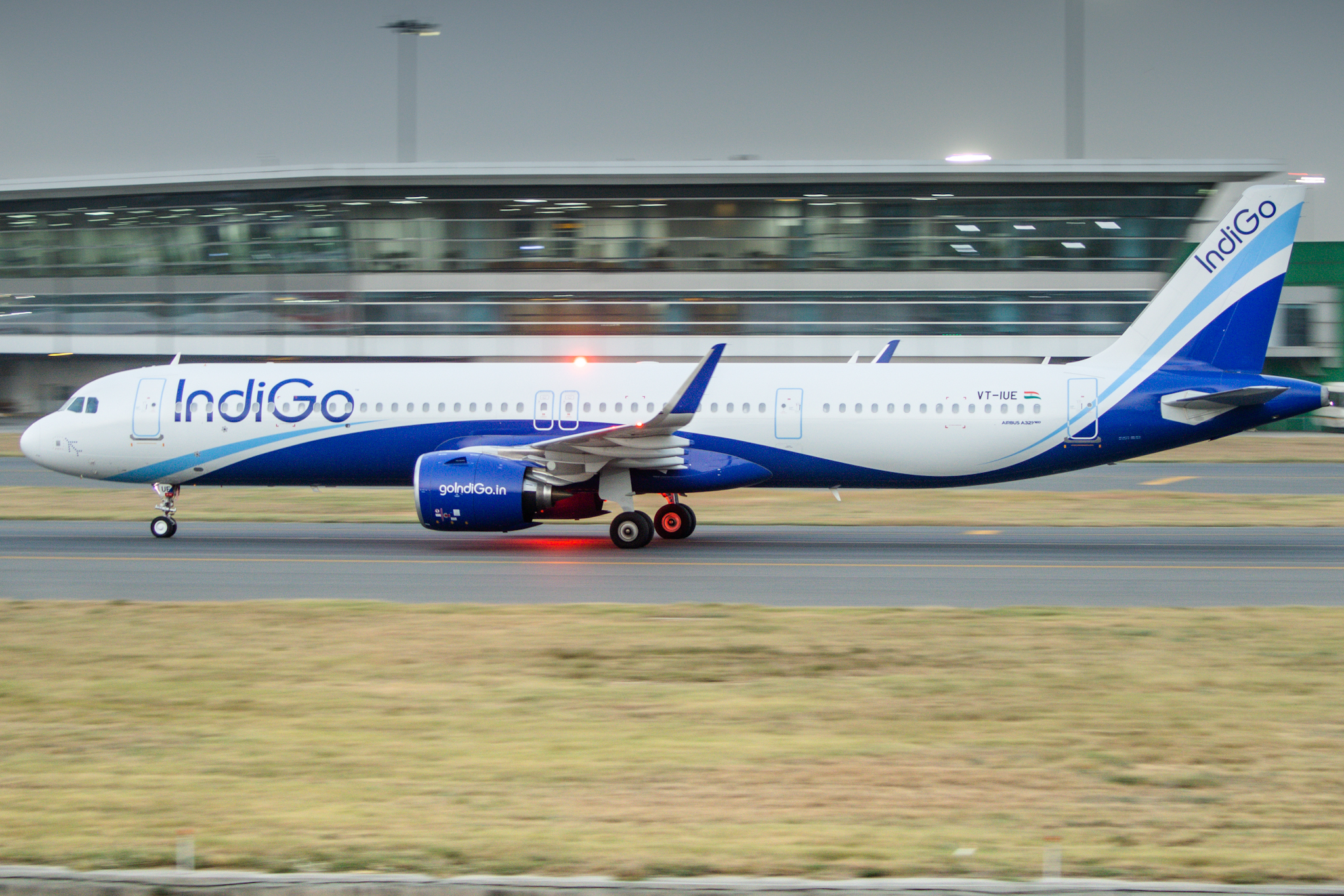 Full size: IndiGo Airbus A321neo VT-IUE at Indira Gandhi International Airport